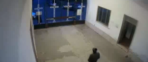 Locri, rimane chiuso nel cimitero ed esce abbattendo il cancello item-thumbnail