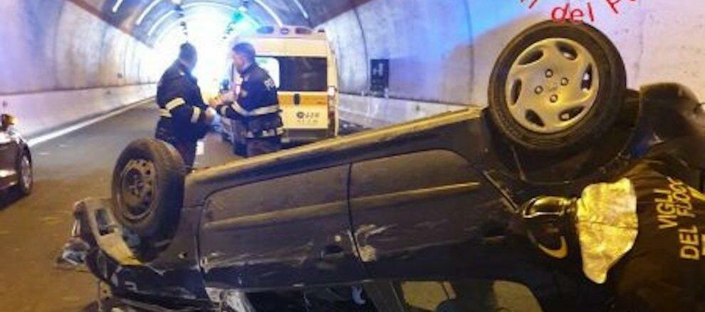 Incidente sulla S.S. 106: perde il controllo dell’auto e si ribalta. Due feriti gravi