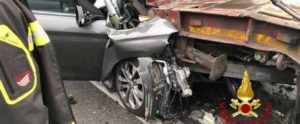 Tremendo incidente sulla statale: auto finisce contro un tir, un morto item-thumbnail