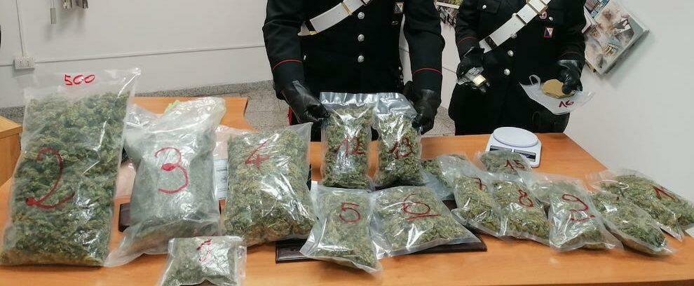 I carabinieri trovano 3kg di marijuana nascosta dentro un frigo