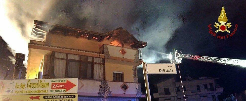 Scoppia incendio in un appartamento, intervengono i vigili del fuoco