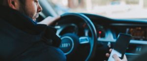 Smartphone alla guida, scattano i controlli. Raffica di sanzioni ad automobilisti indisciplinati item-thumbnail