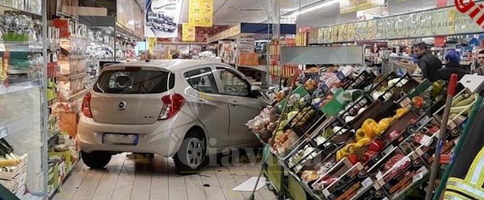 Sbaglia manovra e finisce con l’auto dentro un supermercato