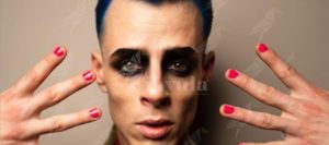 “Tuo marito va in giro con capelli viola, smalto e rossetto. È sbagliato”, la moglie di Boss Doms risponde item-thumbnail