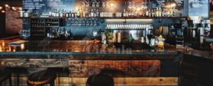 Dopo il rifiuto in un bar colpisce con un calcio al volto una donna. Identificato e denunciato item-thumbnail