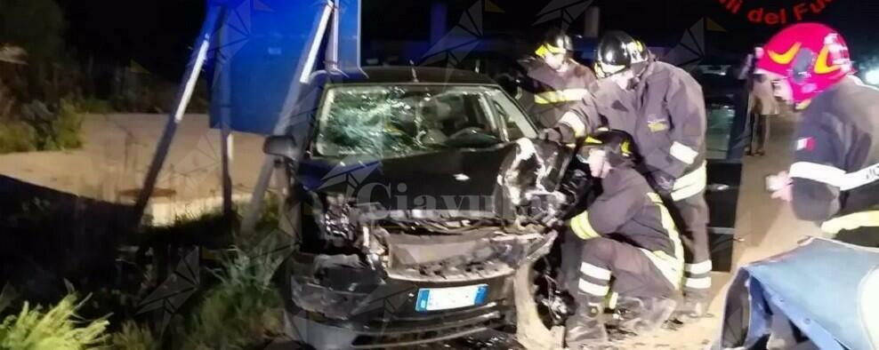 Scontro frontale tra 2 auto, il bilancio è di 3 persone ferite