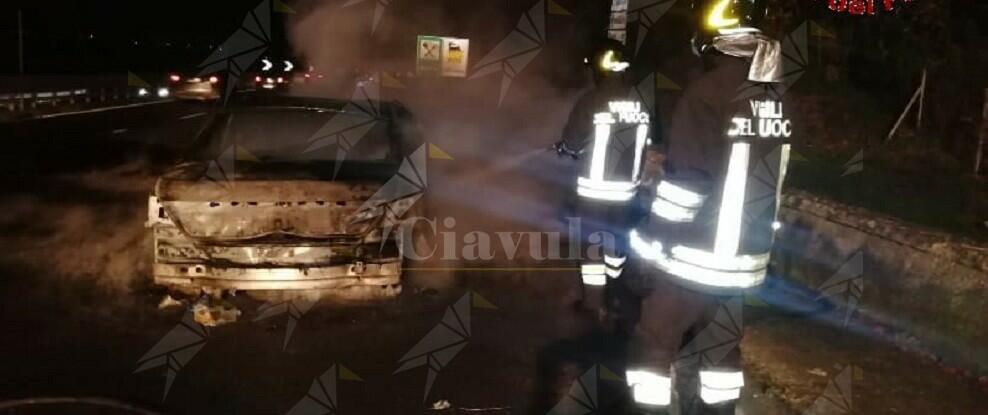 Calabria: auto in fiamme, intervengono i vigili del fuoco
