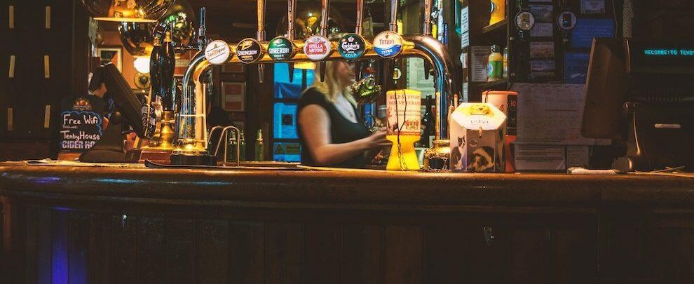 Non paga il conto al bar e aggredisce due donne, arrestato