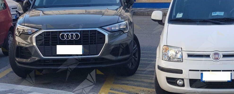 Parcheggi selvaggi a Caulonia, dove le auto vengono lasciate in sosta sui diritti altrui