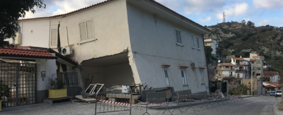 Paura a Roccella Jonica: crolla una palazzina alle pendici del Castello Carafa