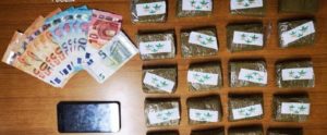 Beccato con 20 panetti di droga nascosti sotto il sedile dell’auto, una persona arrestata item-thumbnail