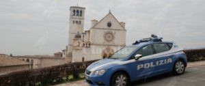 Donna aggredisce agenti di polizia con una spranga, denunciata item-thumbnail
