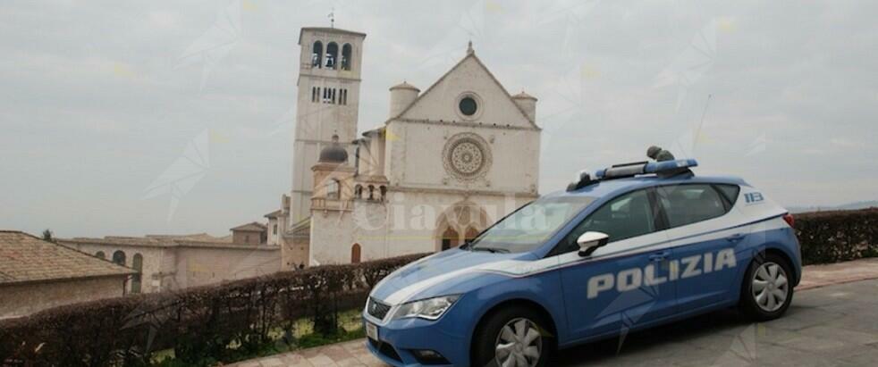 Donna aggredisce agenti di polizia con una spranga, denunciata