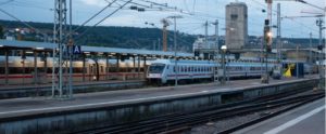 Si sdraia sui binari e aspetta il treno per farla finita. Salvata dalla polizia item-thumbnail