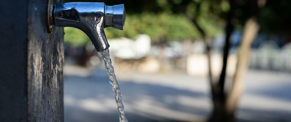 Caos bollette dell’acqua a Caulonia: la giunta Belcastro “stigmatizza” l’operato dell’area finanziaria