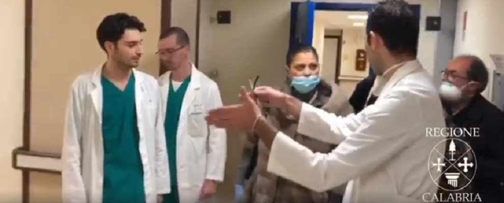 Santelli in visita al nuovo reparto di terapia intensiva senza rispettare le più basilari norme  anti-contagio