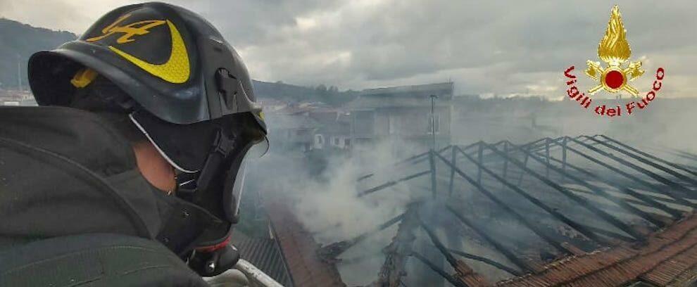 Paura in Calabria, incendio devasta 4 appartamenti: indagini in corso