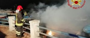 5 barche avvolte dalle fiamme in Calabria, intervengono i vigili del fuoco item-thumbnail