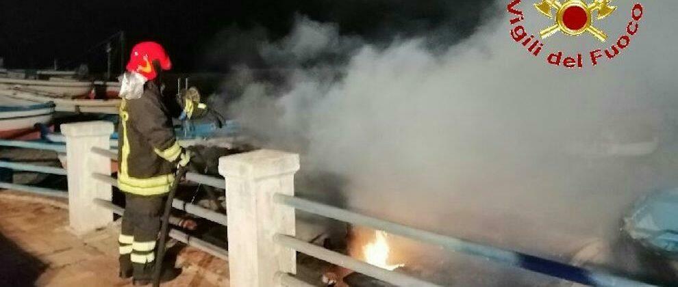 5 barche avvolte dalle fiamme in Calabria, intervengono i vigili del fuoco