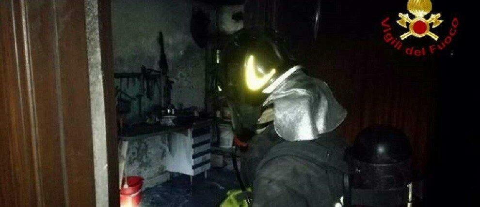 Scoppia incendio in un garage, intervengono i vigili del fuoco