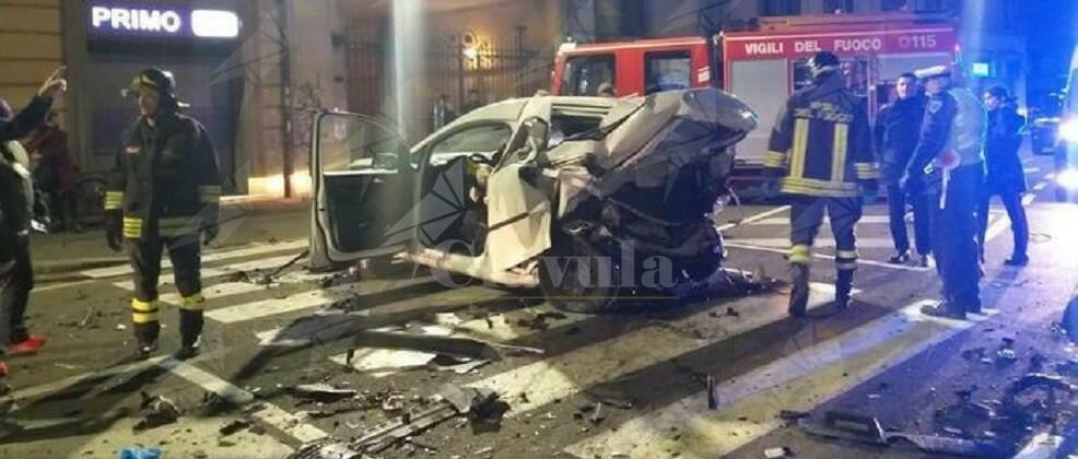 Violento tamponamento tra due auto, un morto