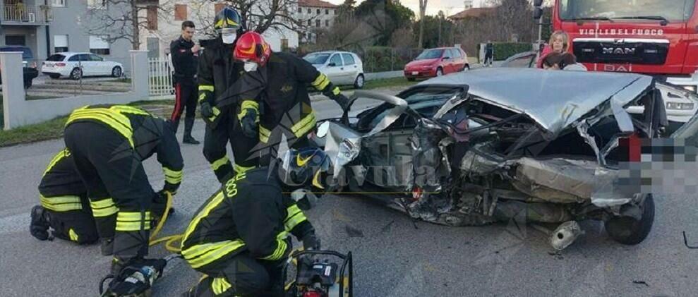 Incidente stradale tra due auto: conducente rimane incastrato tra le lamiere, è grave