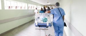 Donna pretende di essere ricoverata in ospedale, non ci riesce e prova ad entrare di nascosto item-thumbnail