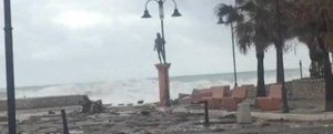 La mareggiata di stanotte ha ulteriormente devastato il lungomare di Caulonia – video item-thumbnail