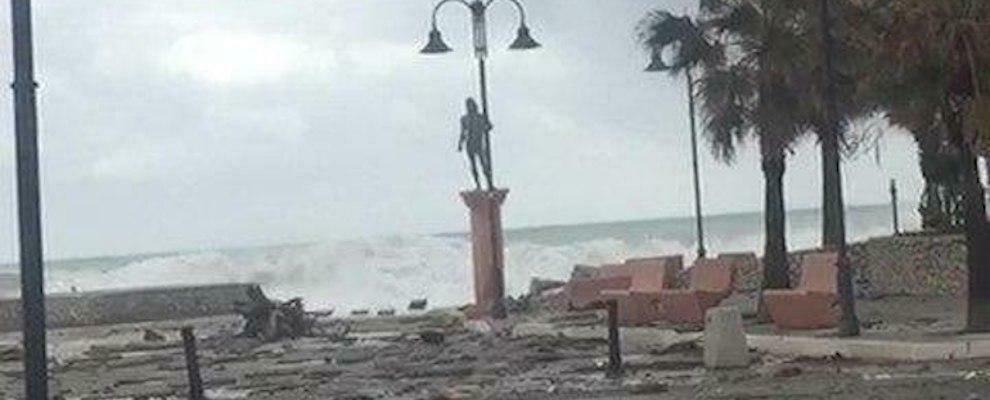 La mareggiata di stanotte ha ulteriormente devastato il lungomare di Caulonia – video