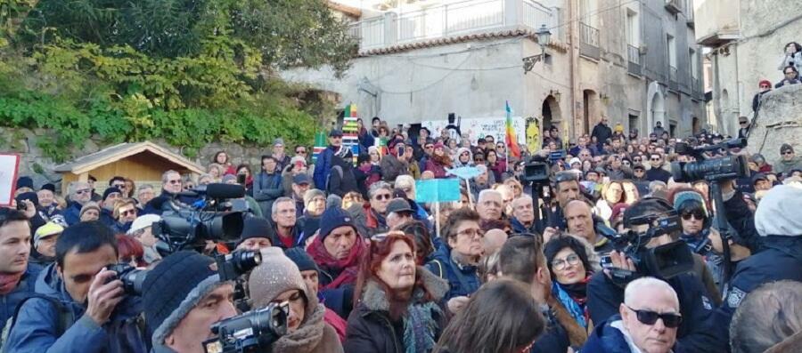 Sardine contro Trifoli: “Sospende i diritti dei più poveri, prima agli Italiani”