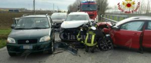 Incidente stradale: 4 auto coinvolte, ferito un ragazzo item-thumbnail