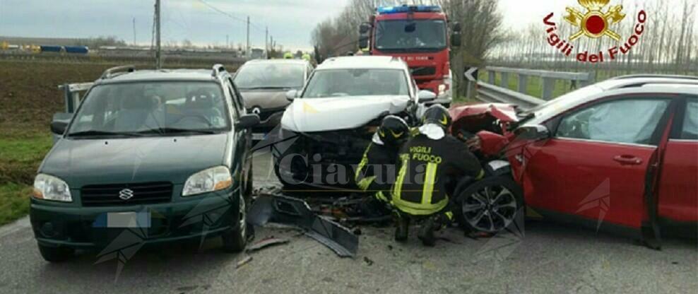 Incidente stradale: 4 auto coinvolte, ferito un ragazzo