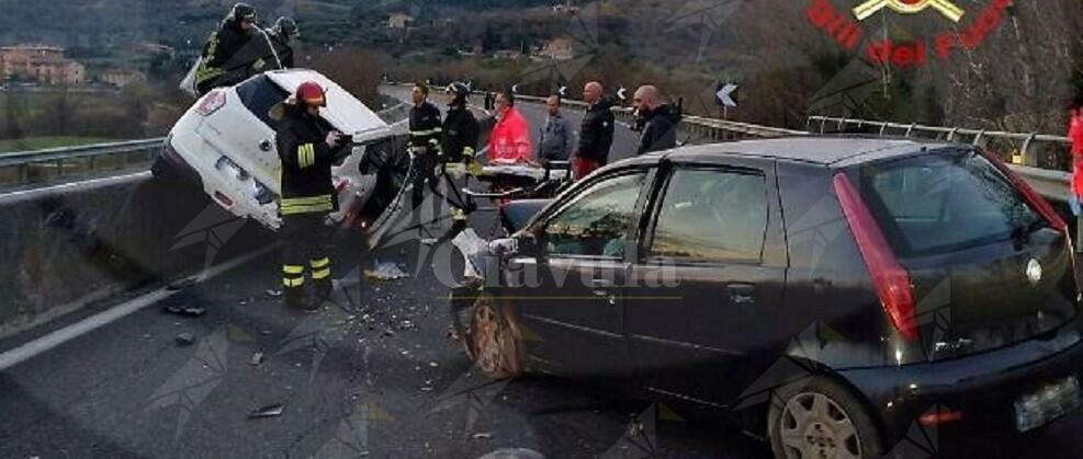 Auto in bilico sullo spartitraffico dopo un incidente. 2 persone ferite