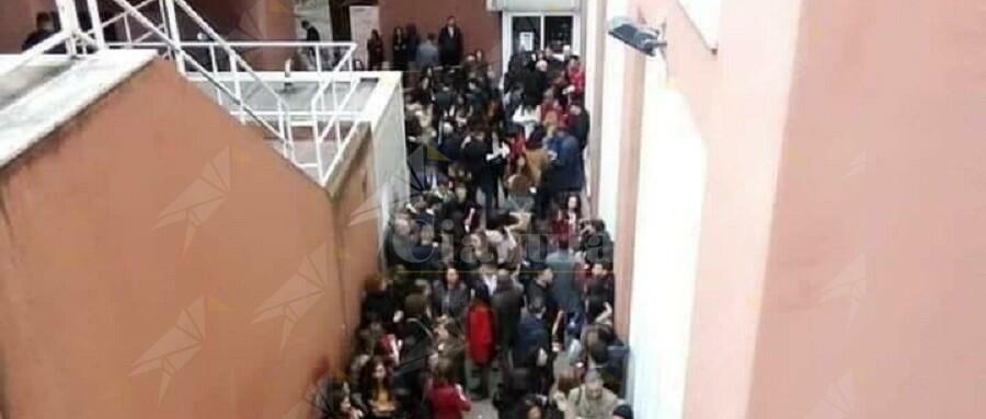 Università della Calabria: lauree a porte chiuse per il coronavirus ma fuori dalle aule gente ammassata