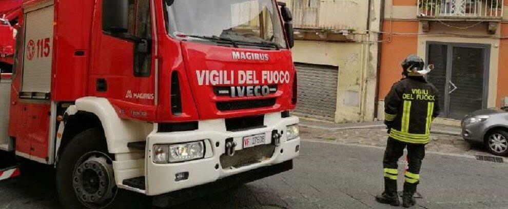 Tetto divelto e rami caduti in Calabria per il forte vento: numerosi interventi dei vigili del fuoco