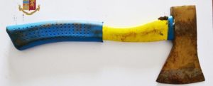 Armato di accetta, aggredisce il vicino di casa intento a portare a spasso il cane. Arrestato un gioiese item-thumbnail