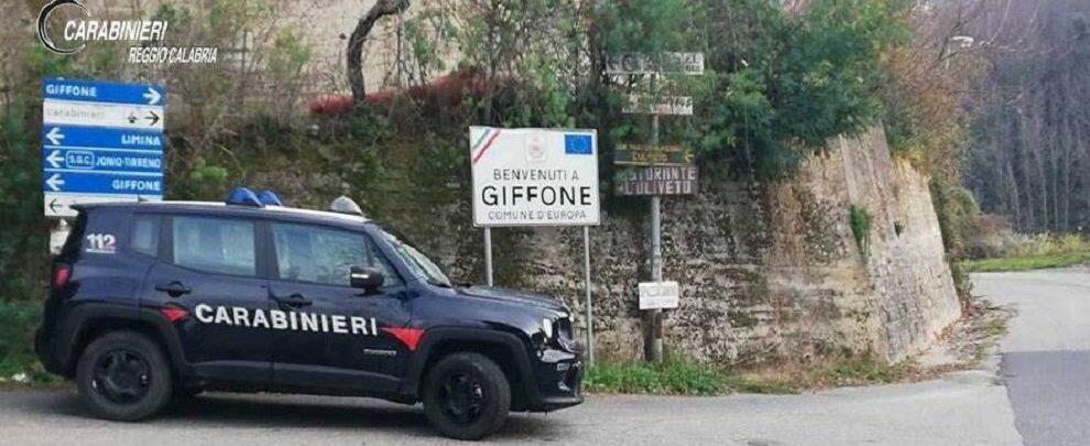 Spara diversi colpi d’arma da fuoco contro l’auto dello zio, arrestato dai carabinieri