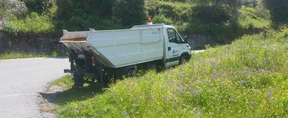 Scarti di macelleria gettati illegalmente in un terreno a Bivongi, avviata la bonifica