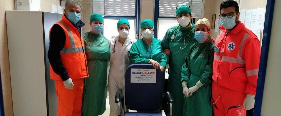 Solidarietà all’ospedale di Locri: “Le Aquile” donano una sedia a rotelle per gli ammalati che necessitano di assistenza