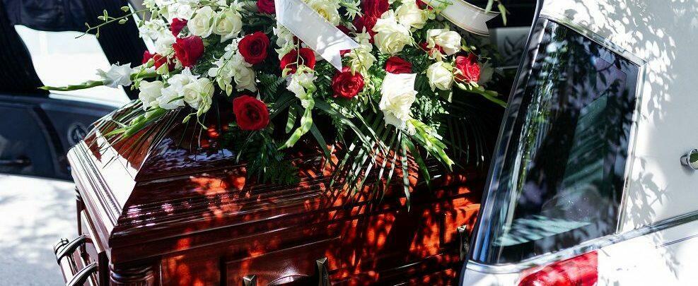 Funerale non autorizzato nel lametino, la polizia individua i responsabili