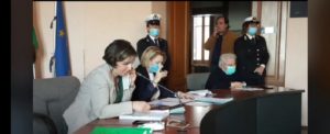 Domenico Campisi fuma in municipio, nonostante la presenza della polizia municipale. L’unica scusante è che Cagliuso lo fa incazzare item-thumbnail