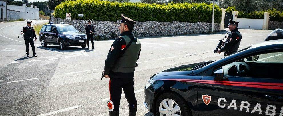 Tenta di nascondere la droga tra i capelli durante un controllo stradale. Due arresti