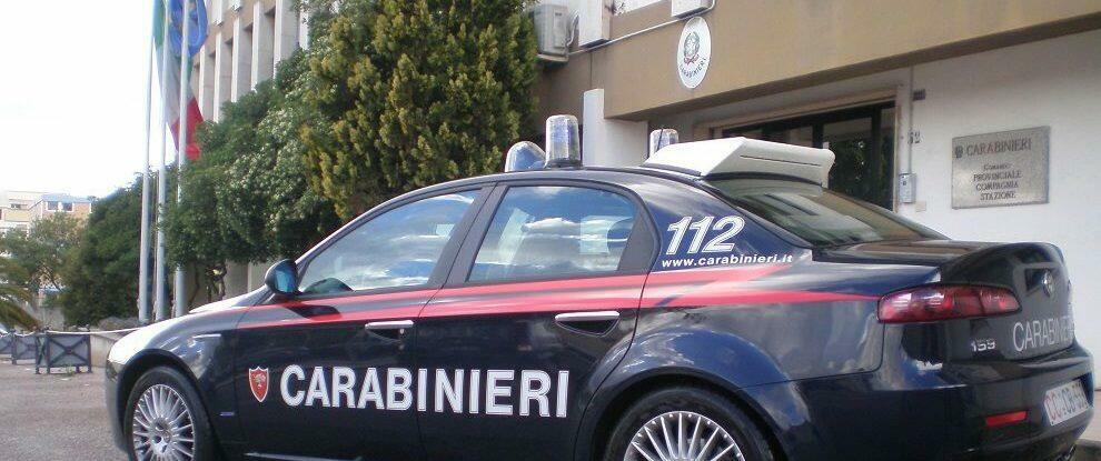 Minaccia la madre e aggredisce il suo compagno. Arrestato