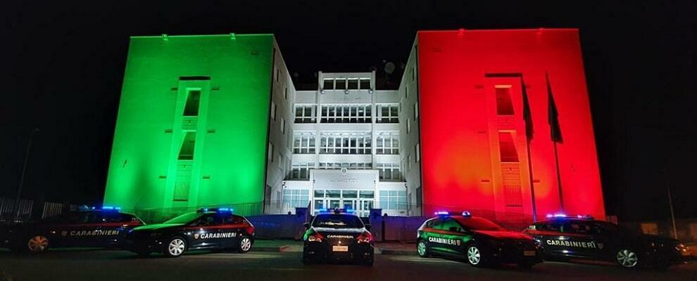 Locri, il tricolore illumina la caserma dei carabinieri