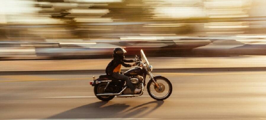 Forza un posto di blocco con la moto ed investe un carabiniere. Arrestato dopo un inseguimento