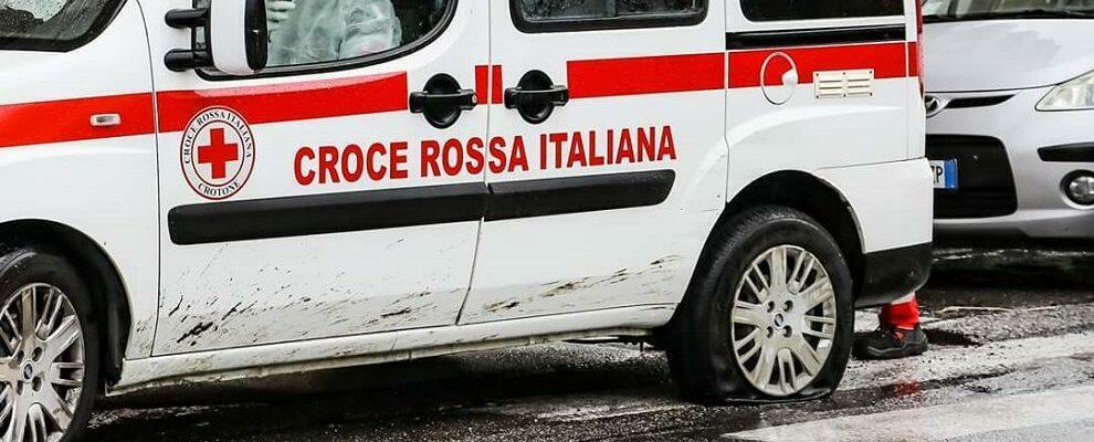 Vile atto vandalico in Calabria, lesionano la ruota del mezzo degli operatori impegnati a consegnare la spesa a domicilio