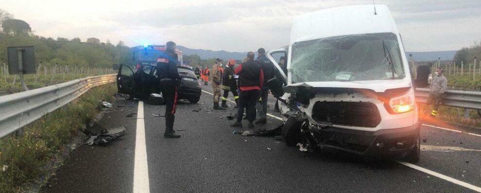 Scontro frontale tra auto e furgone sulla SGC Jonio-Tirreno, donna ferita gravemente