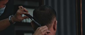 Barbiere beccato mentre taglia i capelli a pregiudicato agli arresti domiciliari item-thumbnail