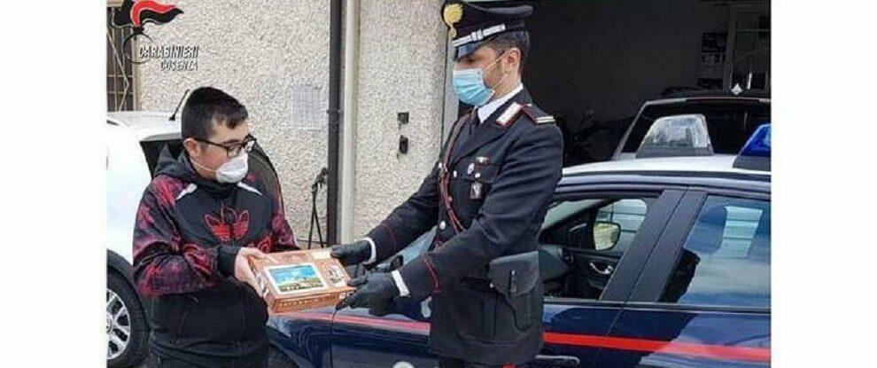 Scuole chiuse: in Calabria i carabinieri consegnano  tablet agli studenti