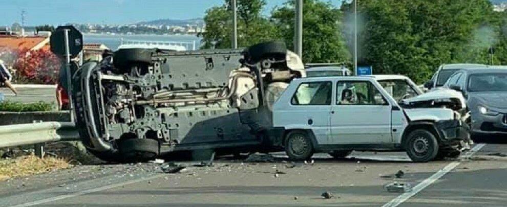 Scontro tra due auto sulla Statale 106